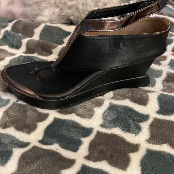 Elegant Black, bronze and tan convertible Women's Sandals - Picture 3 of 6